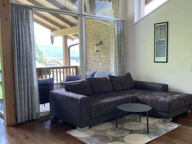 Wohnzimmer mit Couch und Balkon