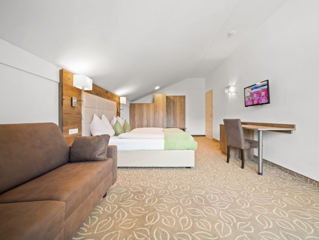 Schlafzimmer mit Doppelbett und Ausziehcouch im Appartement Tennengebirge