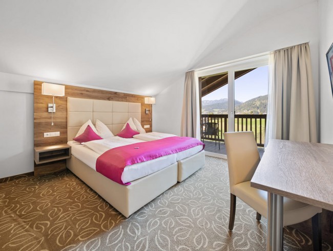Schlafzimmer mit Doppelbett im Appartement Tennengebirge